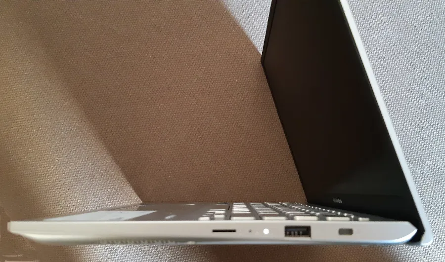 Asus VivoBook 14 S412UA porte lato destro